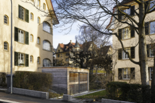 Siedlungsraum und neue Velounterstände an der Kinkelstrasse (© Hannes Henz, Zürich)